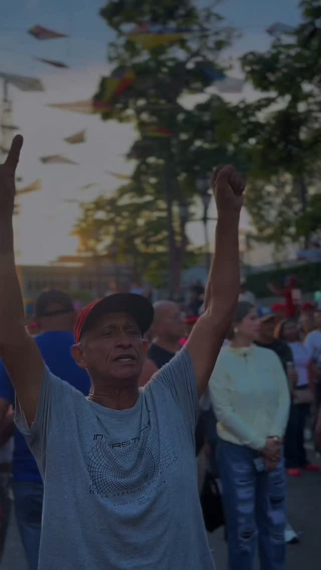 El Compromiso con la Patria está más vivo que nunca..!!! 

Nosotros Venceremos..!!!

@nicolasmaduro...